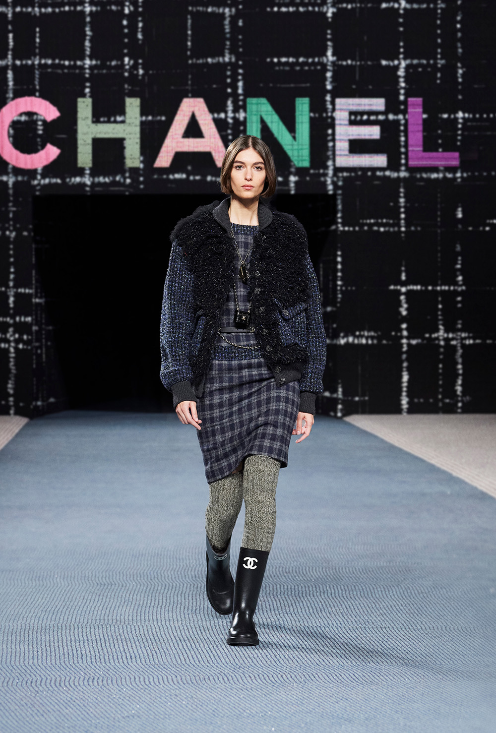 Sự trở lại của kiểu tóc Bob Sasson thời thượng tại Chanel Read-to-Wear mùa Thu Đông 2022.