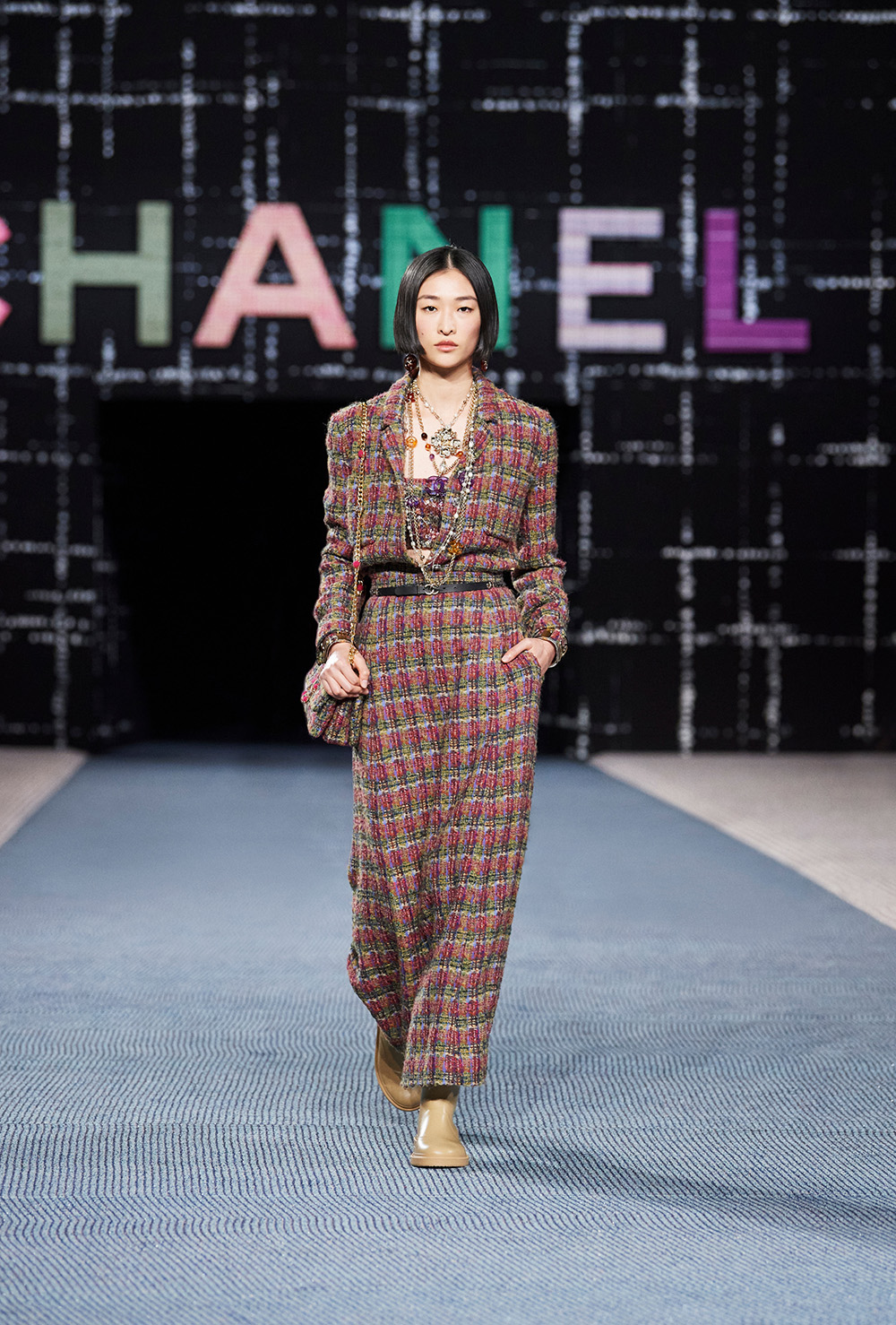 Kiểu tóc Bob Sasson cổ điển xuất hiện tại Chanel Ready-to-Wear mùa Thu Đông 2022.