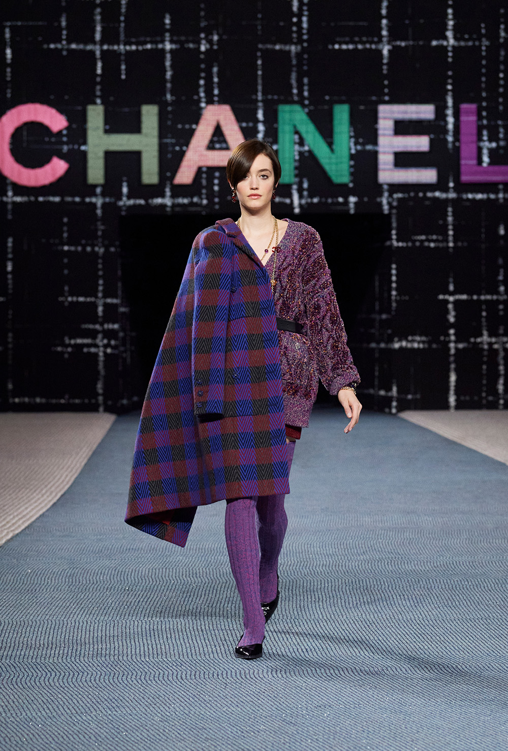Kiểu tóc Pixie đầy cá tính trong show diễn Chanel Read-to-Wear mùa Thu Đông 2022.