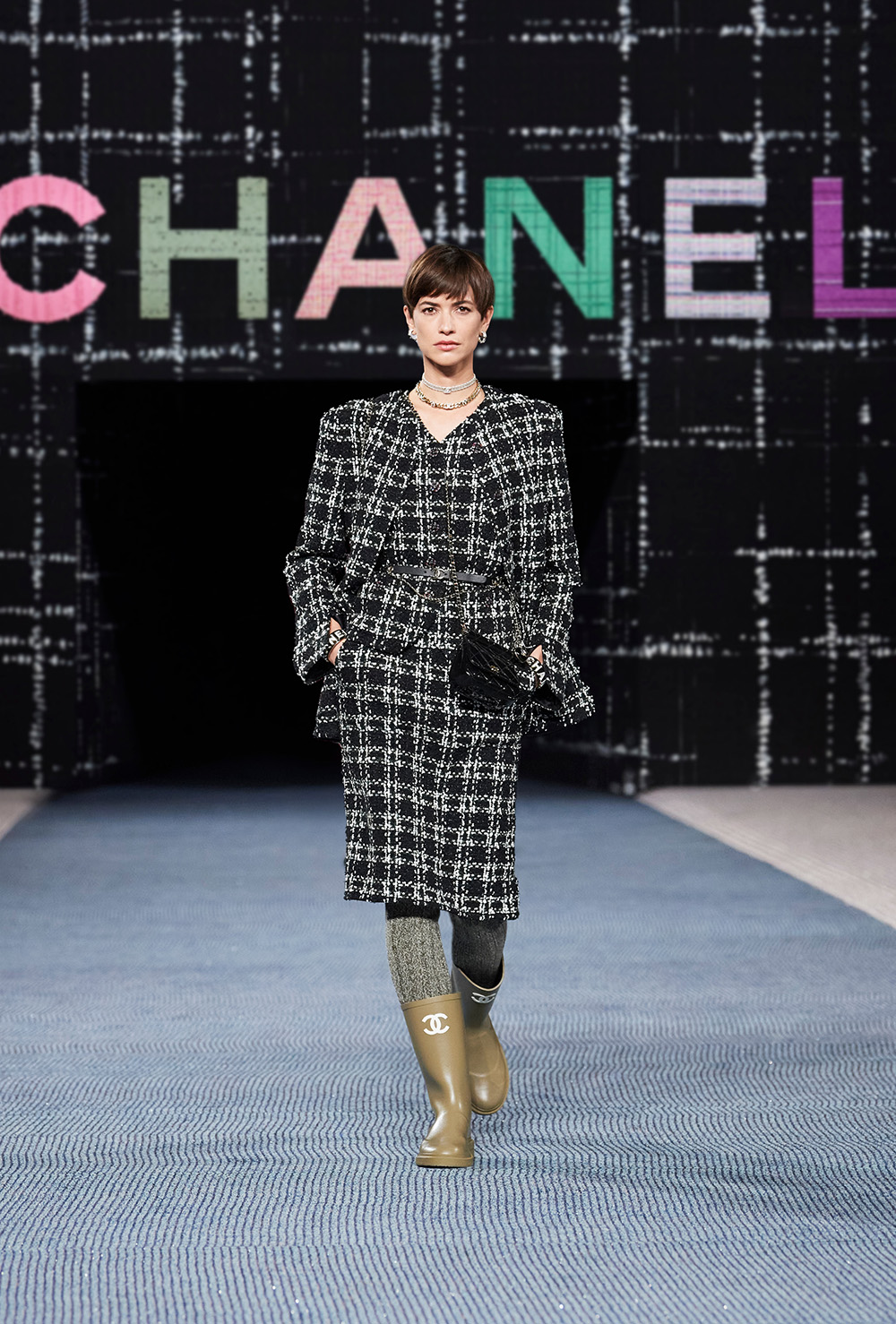 Đẳng cấp chính là tính từ thích hợp để mô tả kiểu tóc Pixie trong bộ sưu tập Thu Đông 2022 của Chanel.