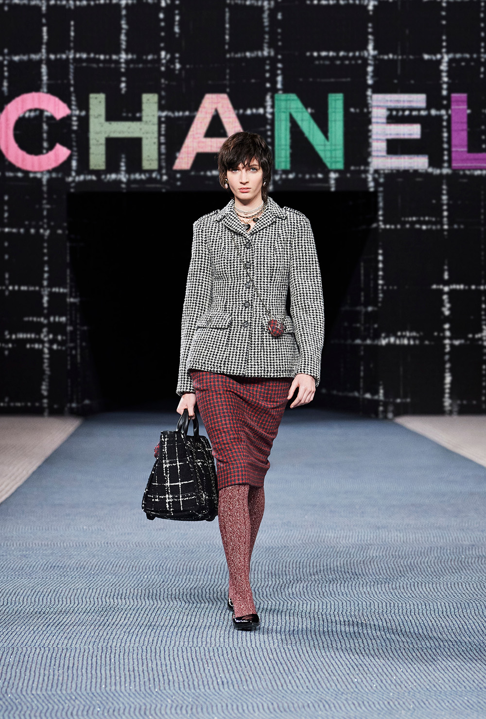 Kiểu tóc Pixie biến tấu đa dạng để phù hợp với bộ sưu tập lần này của Chanel.