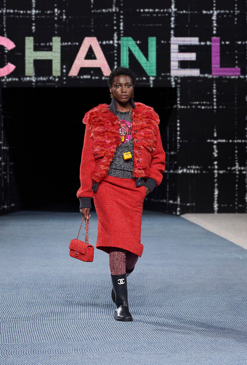 Kiểu tóc Afro đày thú vị tại sàn diễn Chanel 2022.