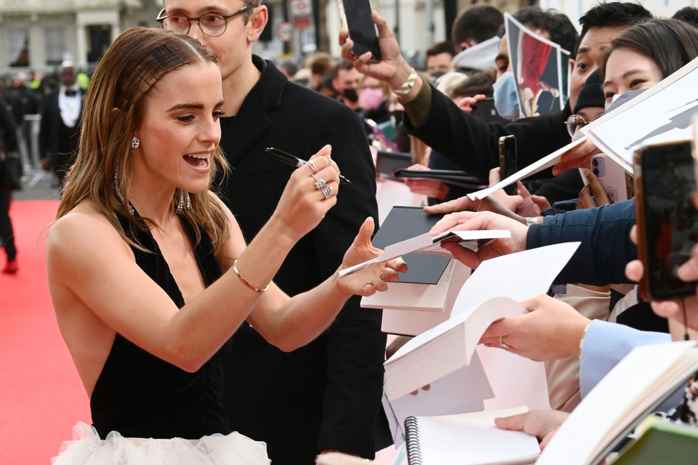 emma watson ký tên tại bafta