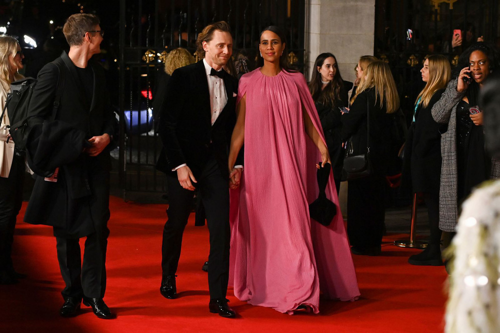 tom hiddleston nắm tay cô áo hồng tại bafta