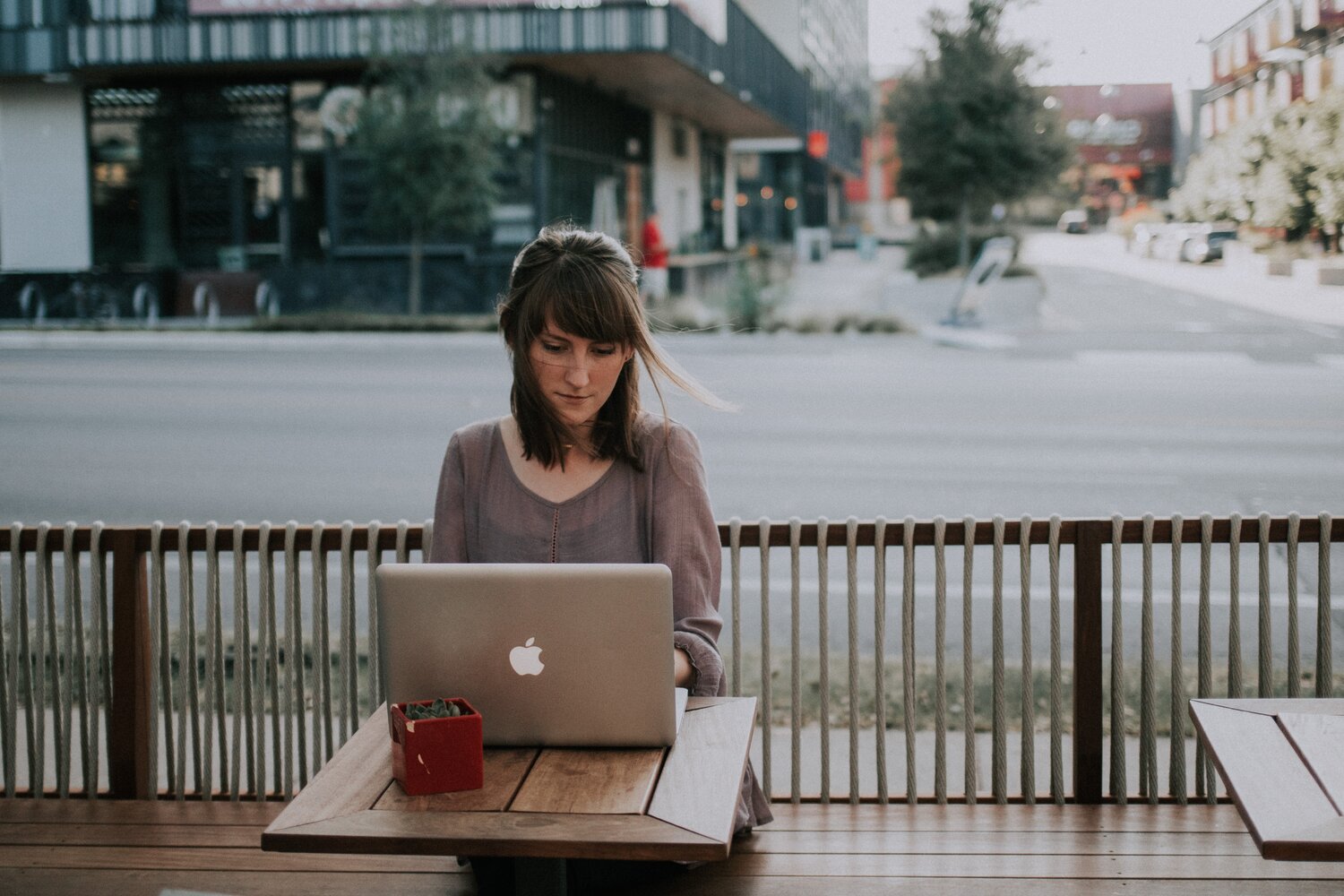 cô gái gen z dùng laptop 