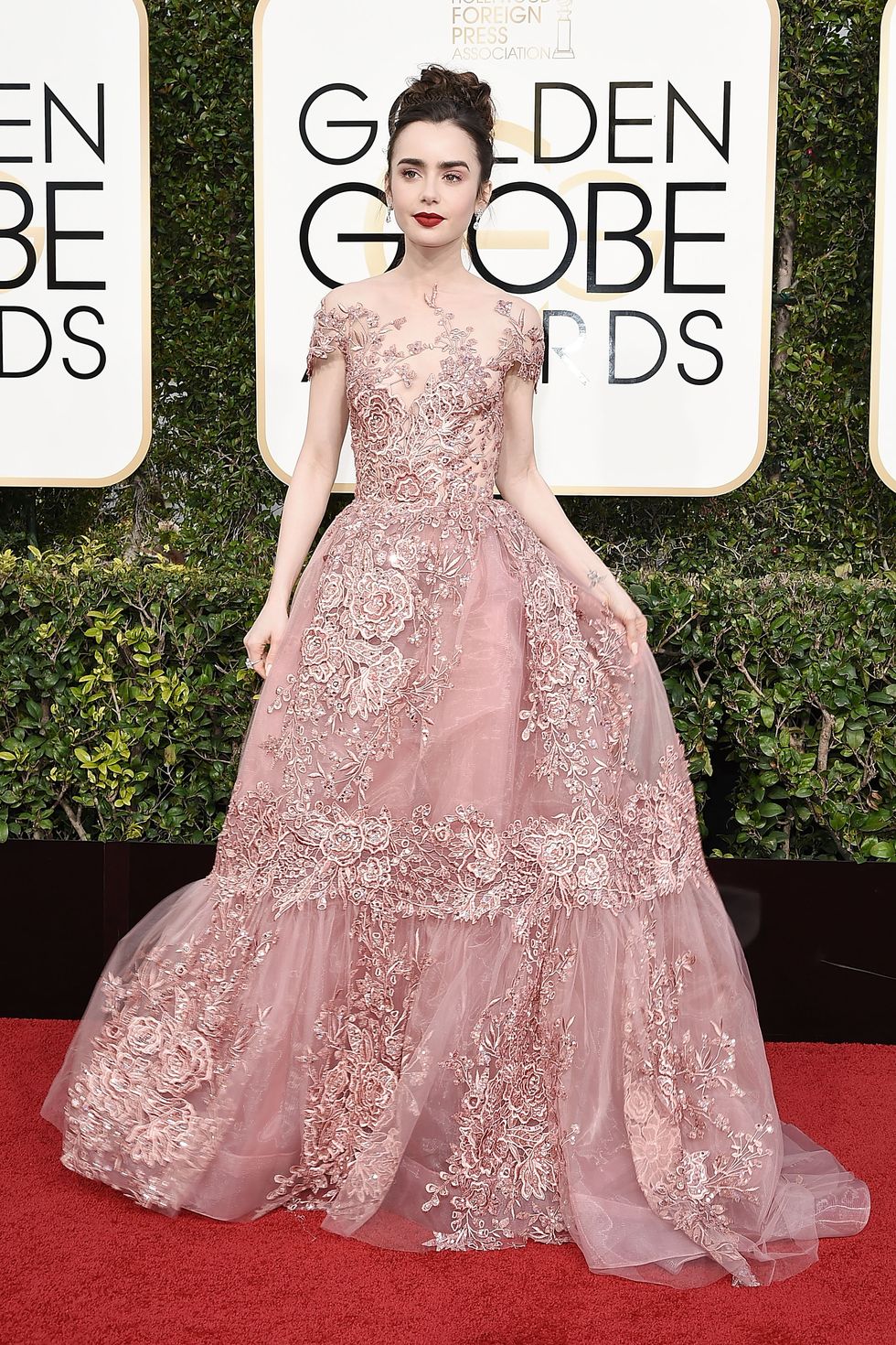 #ELLEStyleID: Cá tính thời trang của nàng Lily Collins – Những mật mã thời thượng khác biệt lily collins carpet fashion - #ELLEStyleID: Cá tính thời trang của nàng Lily Collins – Những mật mã thời thượng khác biệt