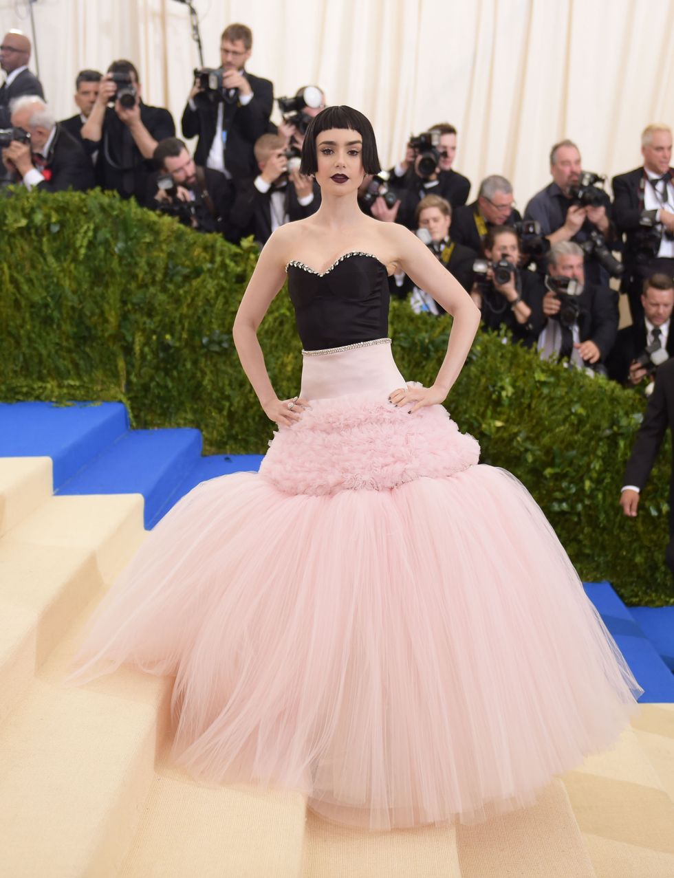 lily collins tại met gala 2017