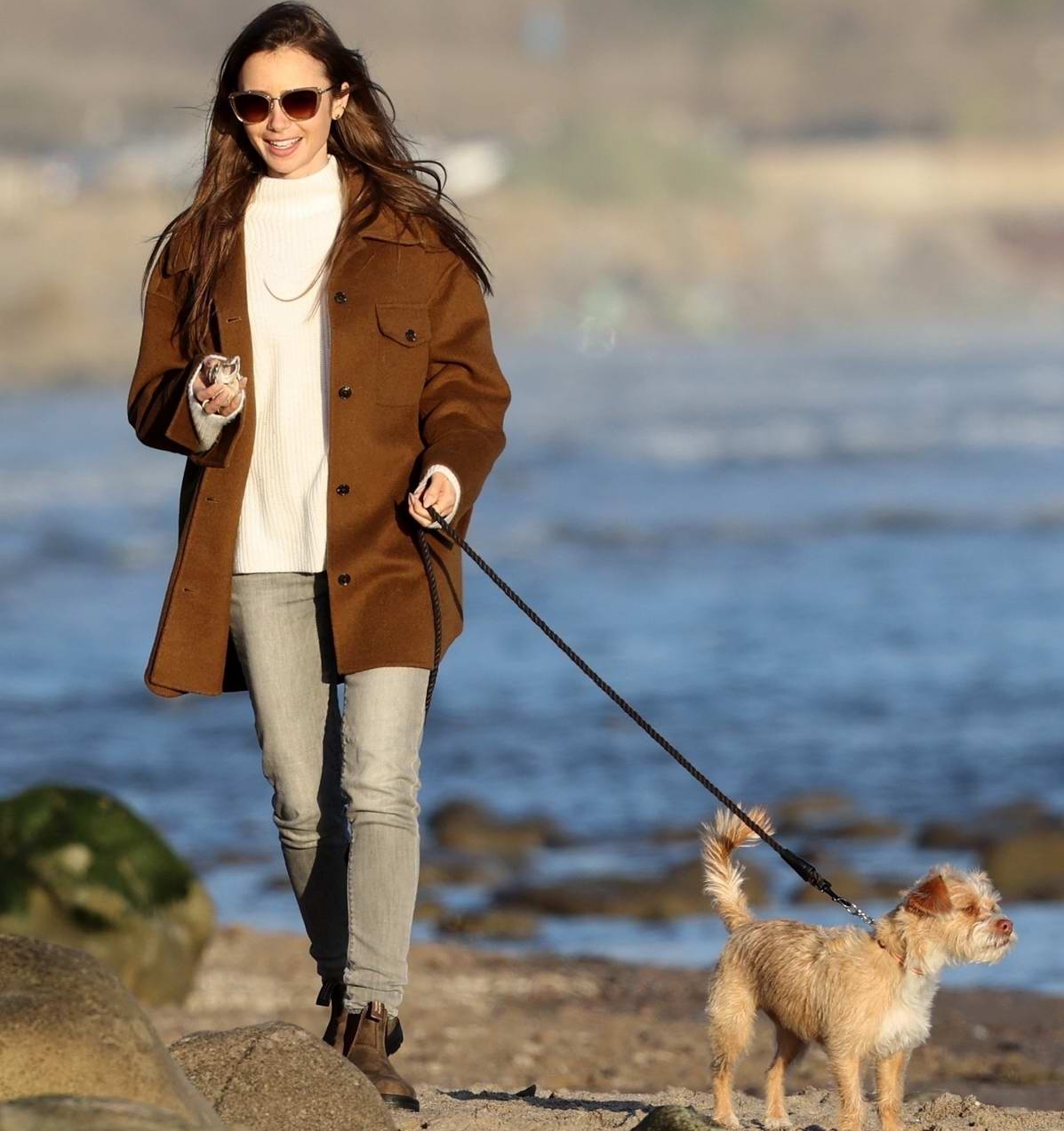 #ELLEStyleID: Cá tính thời trang của nàng Lily Collins – Những mật mã thời thượng khác biệt lily collins street style - #ELLEStyleID: Cá tính thời trang của nàng Lily Collins – Những mật mã thời thượng khác biệt