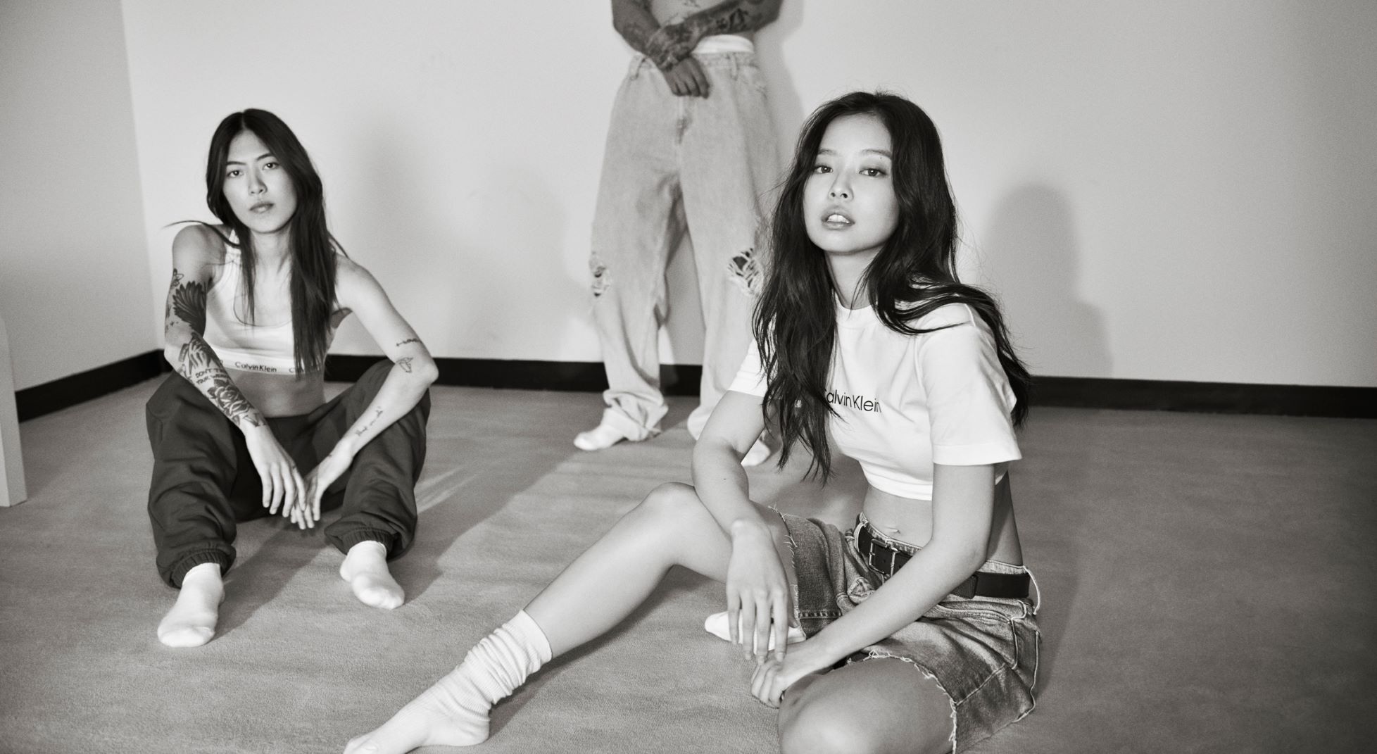 Jennie tràn đầy tươi trẻ trong chiến dịch mới nhất của Calvin Klein | ELLE