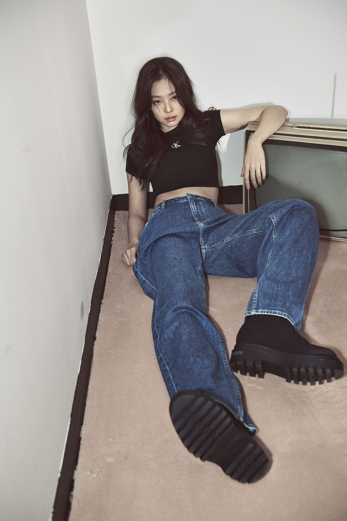 Jennie mặc quần jeans Calvin Klein 2022