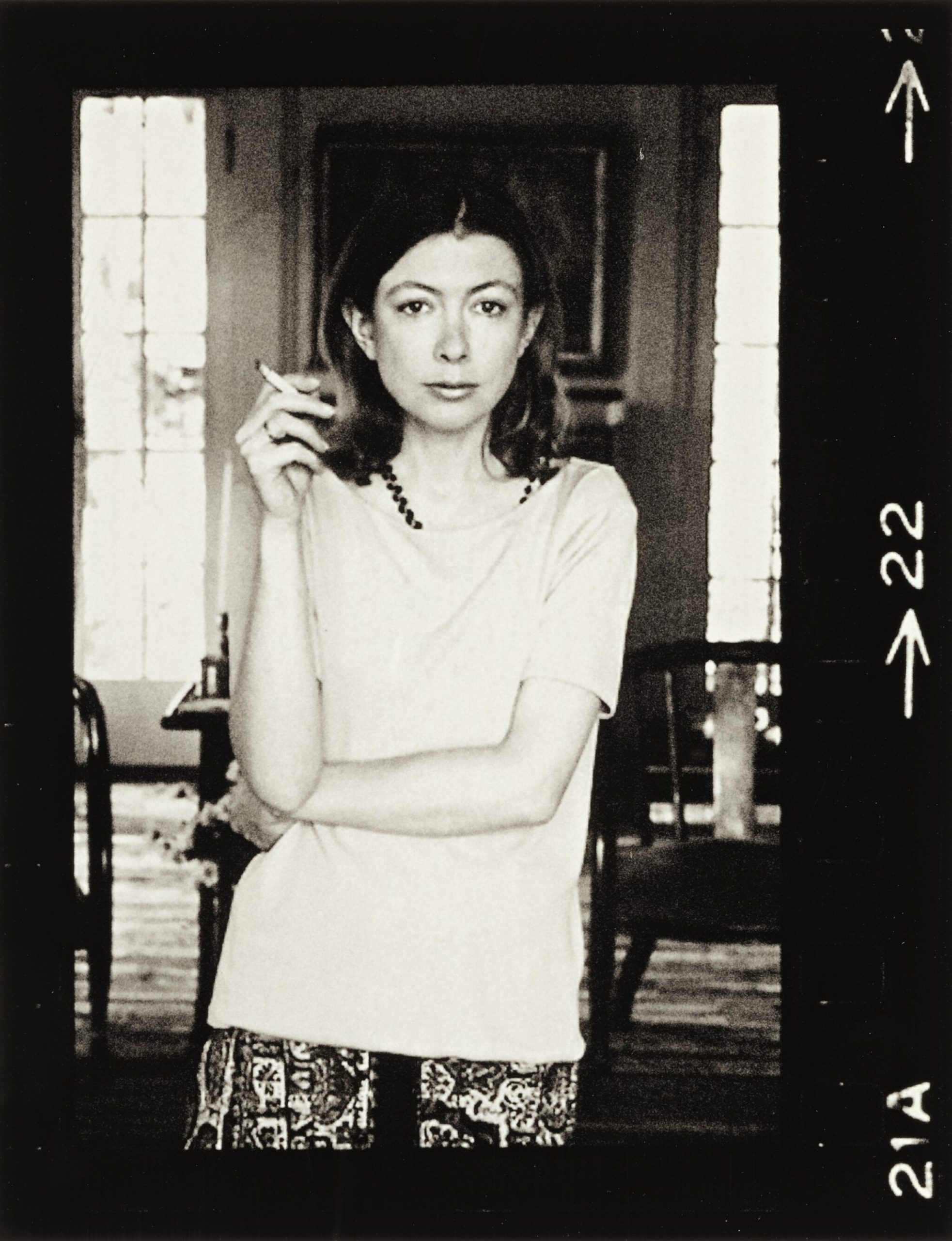 chân dung Joan Didion trong trang phục ở nhà