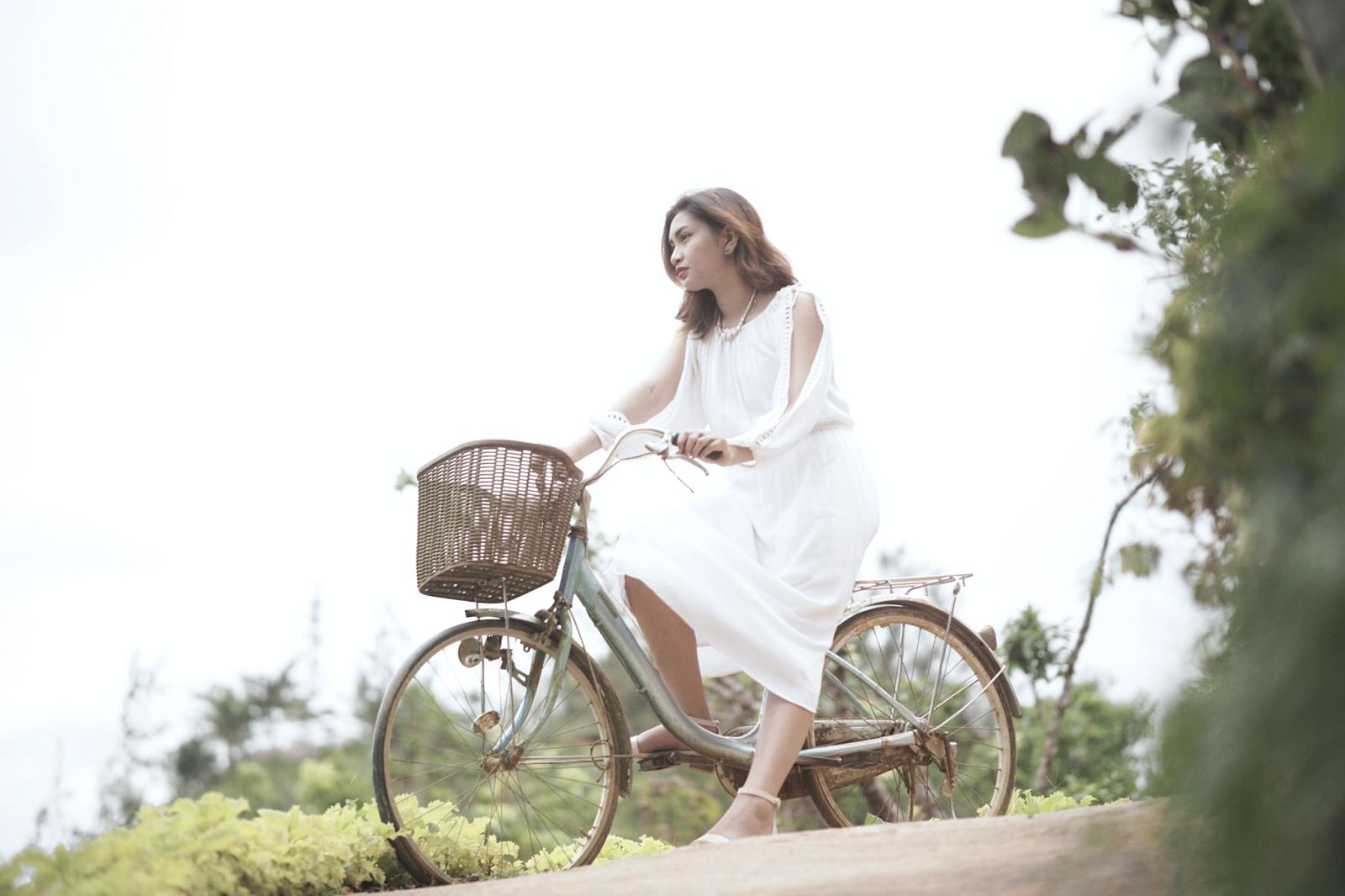 xe đạp mặc váy trắng đi xe