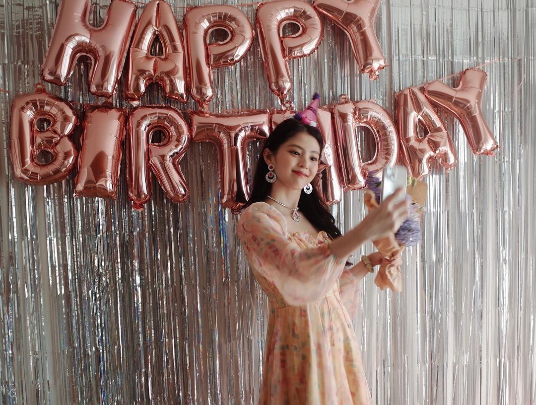 han so hee mặc váy hoa trong tiệc sinh nhật