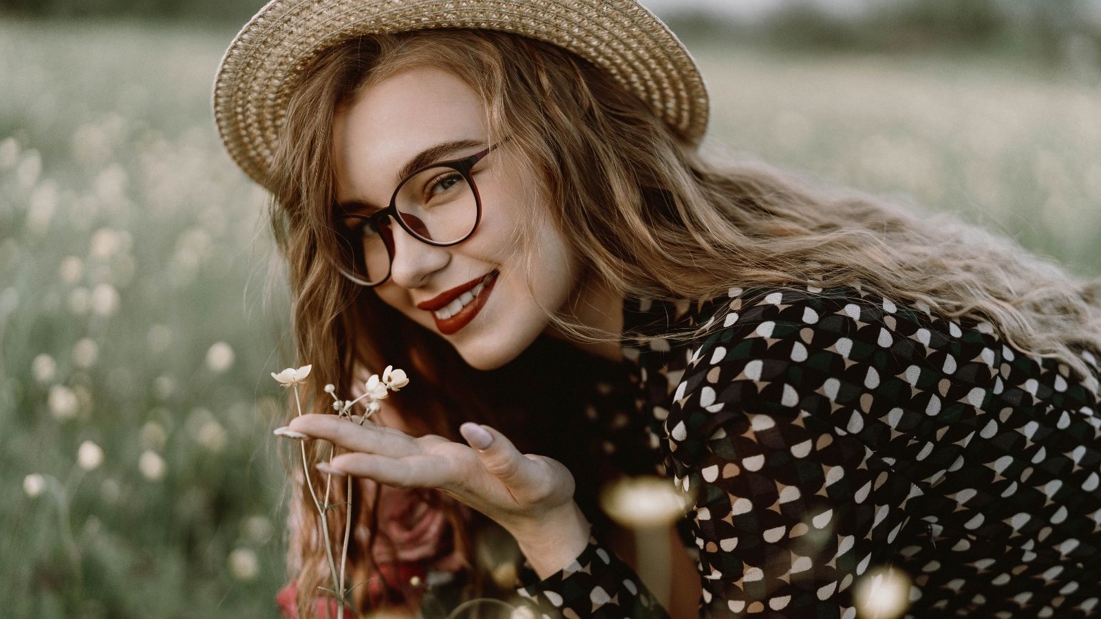 bản lĩnh cô gái môi đỏ tóc vàng