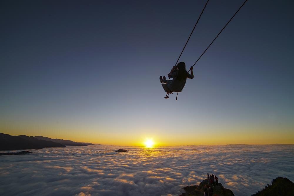 danh lam thắng cảnh swing above the clouds