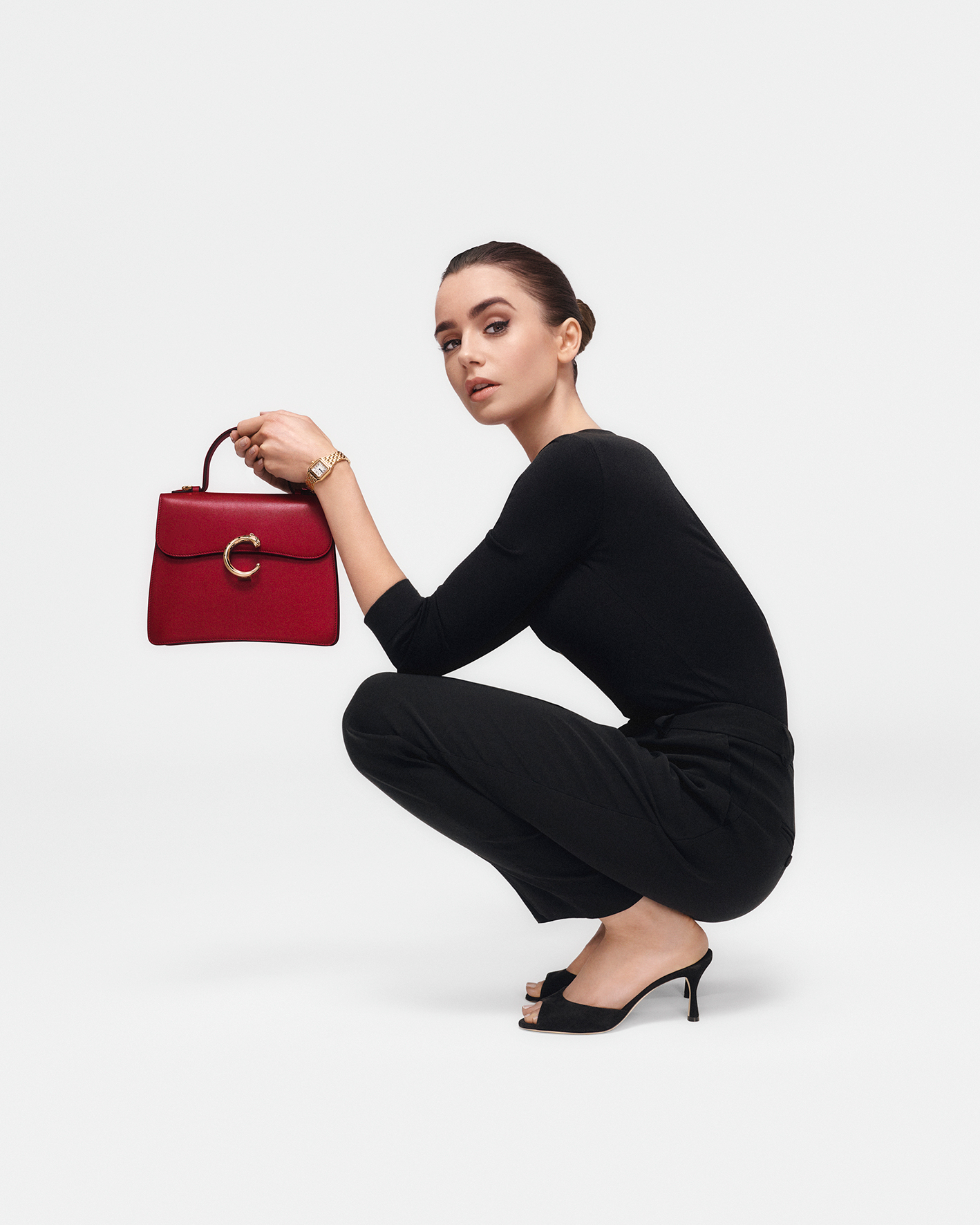 Lily Collins và chiếc túi Panthère de Cartier size small