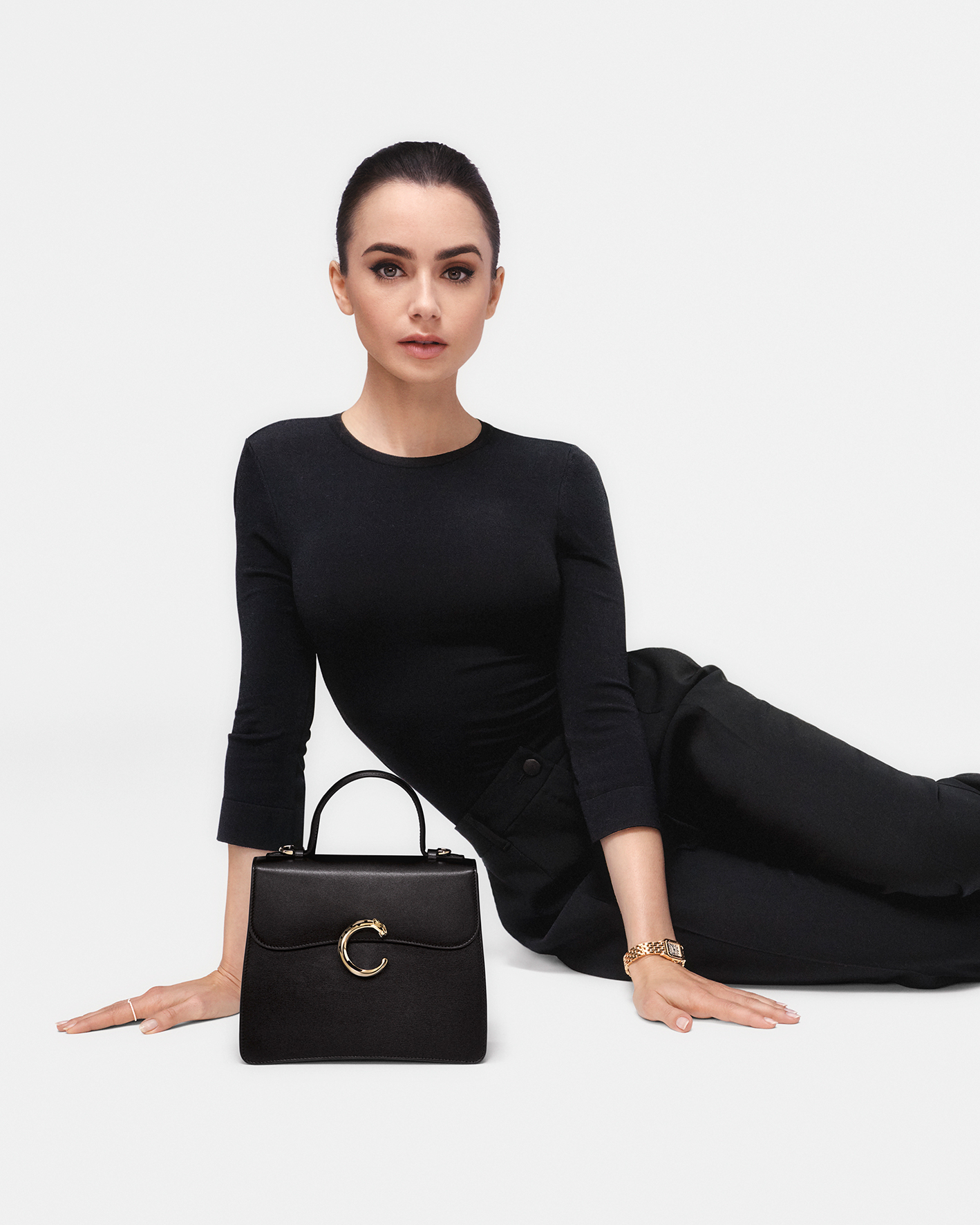 Lily Collins và chiếc túi Panthère de Cartier màu đen