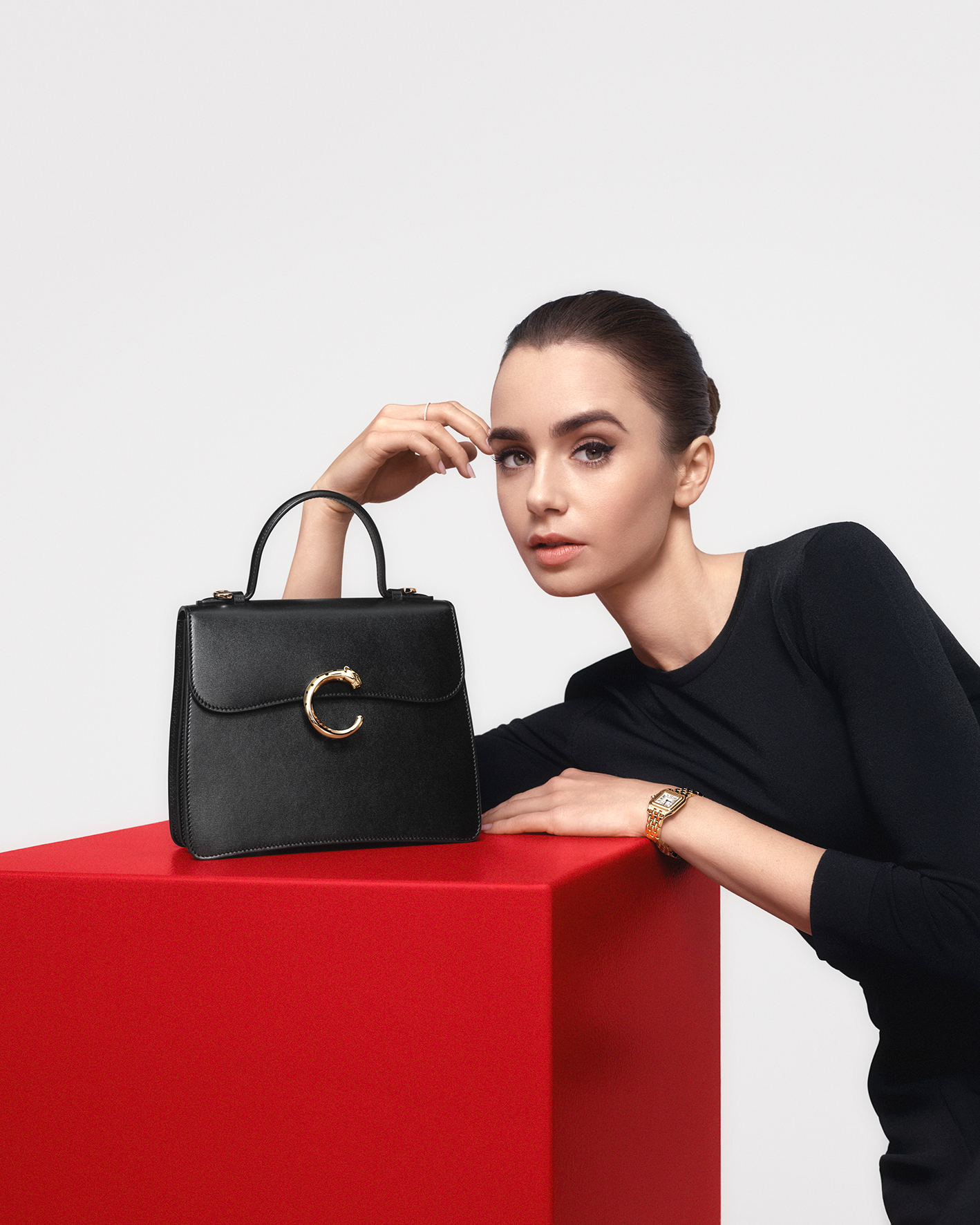 Lily Collins trong campaign quảng bá túi Panthère de Cartier