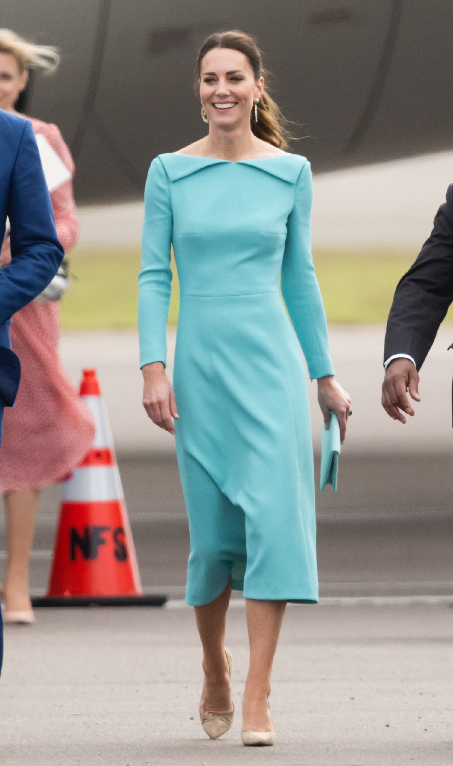 Ngày 24 tháng 3 Nữ công tước xứ Cambridge đến Sân bay Quốc tế Lynden Pindling ở Bahamas