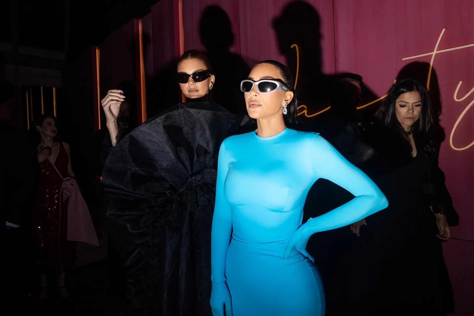 Kim Kardashian và Kendall Jenner tại tiệc hậu Oscar 2022