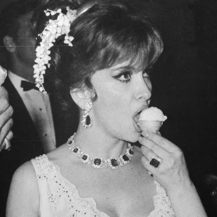 Nữ diễn viên người Ý Gina Lollobrigida trang sức Bvlgari