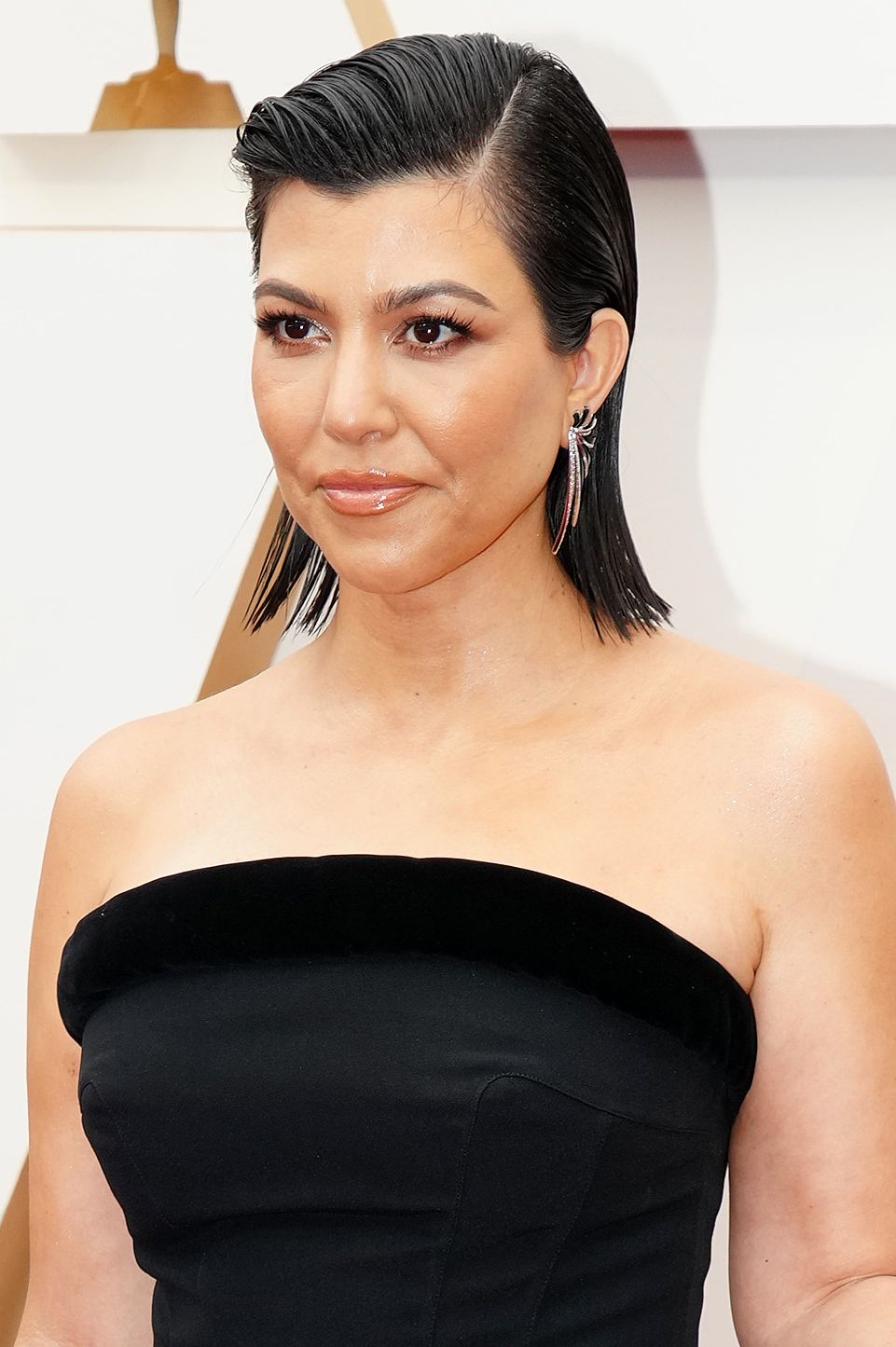 Kiểu tóc của Kourtney Kardashian tại sự kiện Oscar 2022