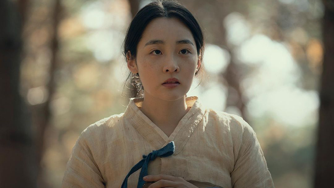 Vẻ đẹp lạ đầy thương nhớ của nữ chính Kim Min Ha trong phim Pachinko | ELLE