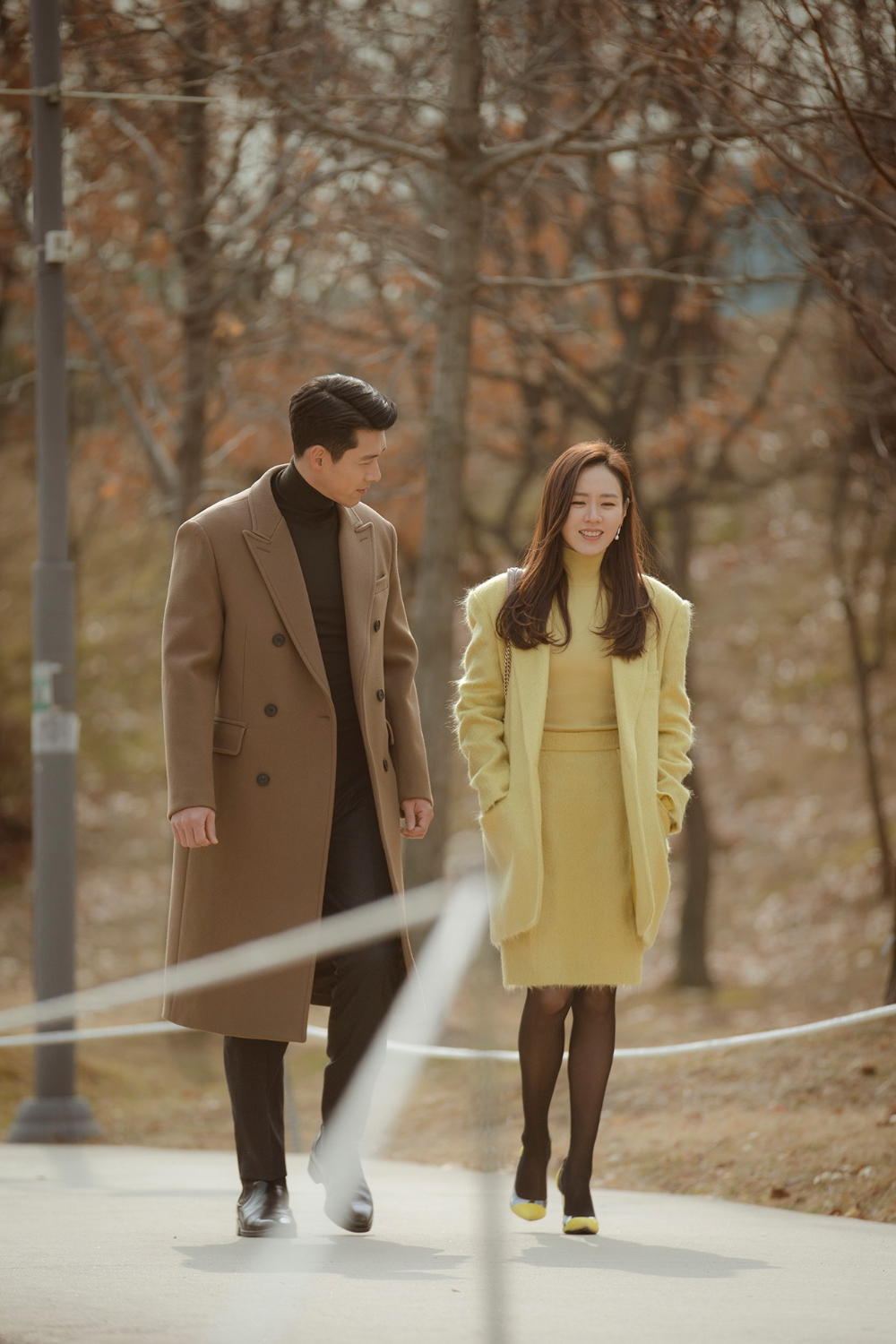 hyun bin và son ye jin diện áo khoác dáng dài trong crash landing on you