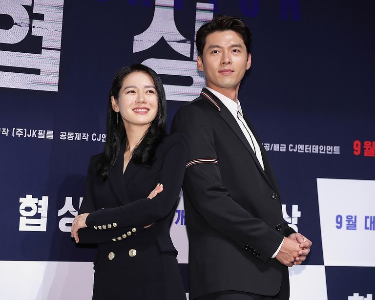 thowif trang của hyun bin và son ye jin tại sự kiện 