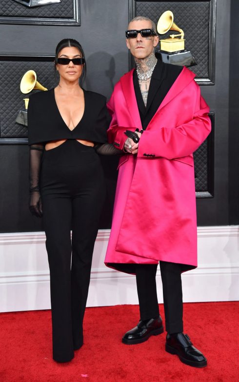 <br/></noscript>Kourtney Kardashian mặc Et Ochs Thu-Đông 2022. Travis Barker mặc Givenchy và đeo trang sức Tiffany & Co. (Ảnh: Getty Images)