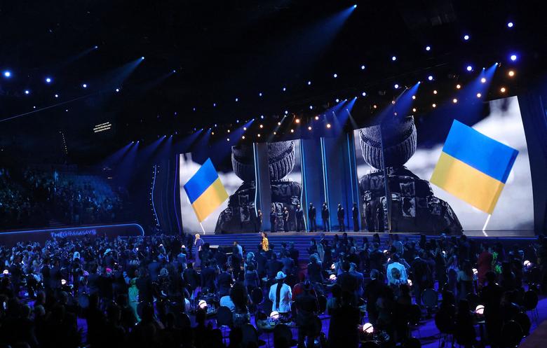 sân khấu grammy hướng về ukraine 