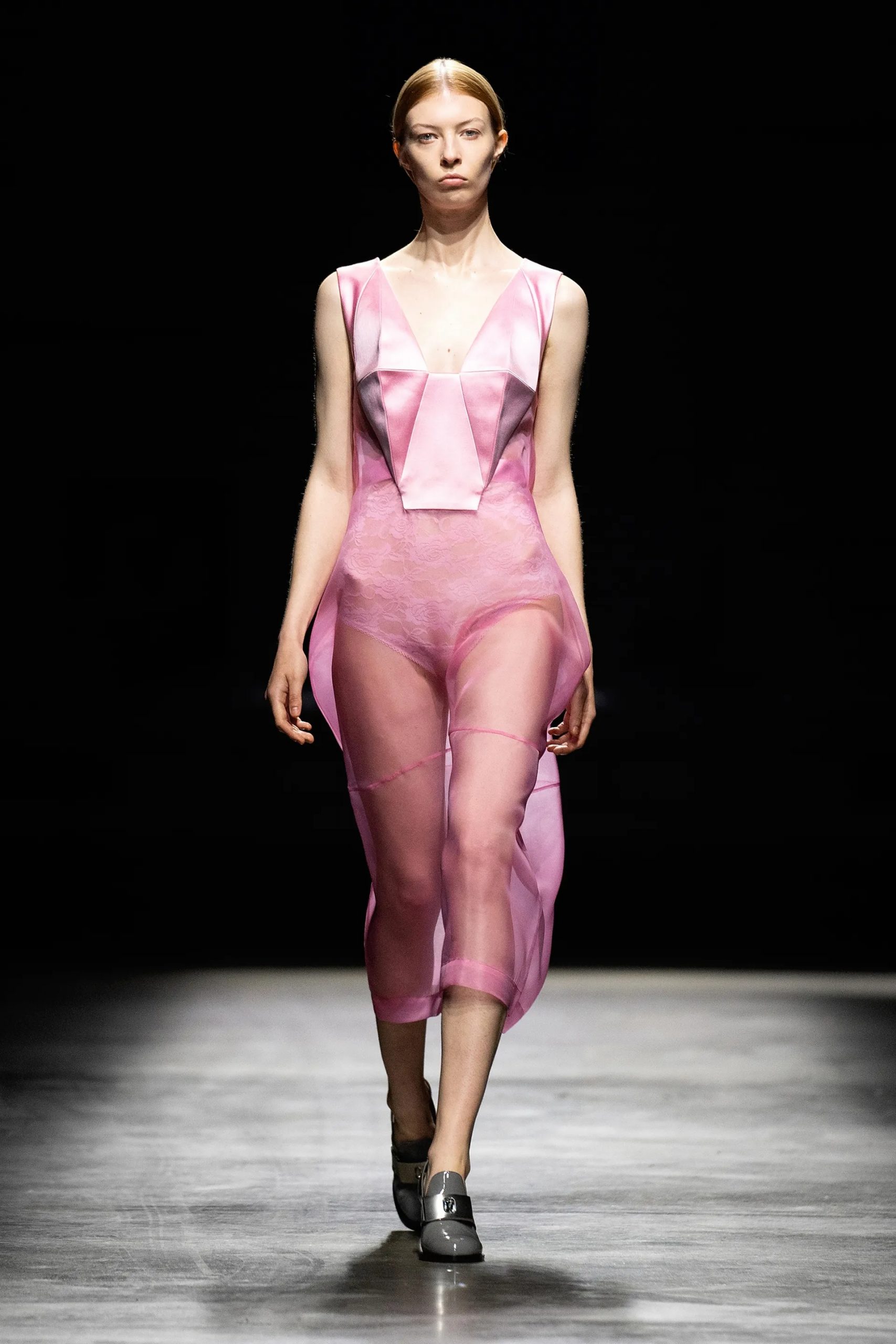 Christopher Kane xuân hè 2022 look 17