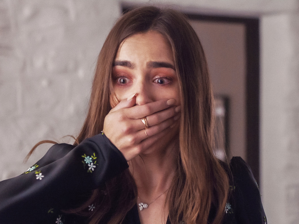 Lily Collins đeo trang sức Cartier trong phim Windfall
