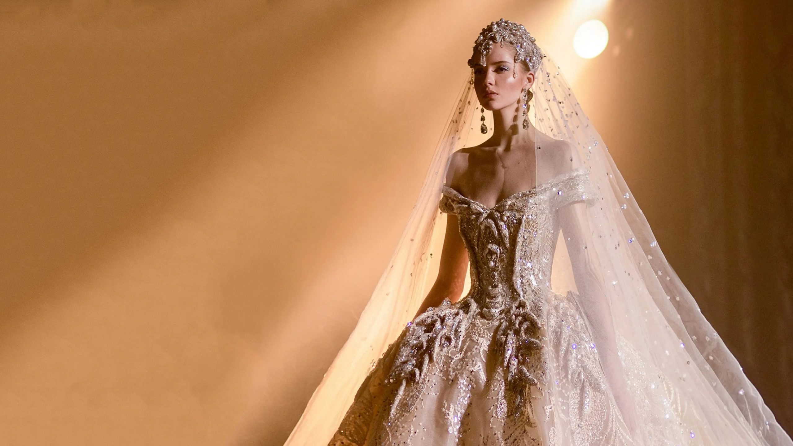 Váy cưới hoàng gia lộng lẫy của Elie Saab  Váy cưới cô dâu   HappyWeddingvn