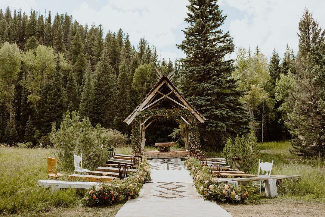cổng nhà gỗ đám cưới lily collins 