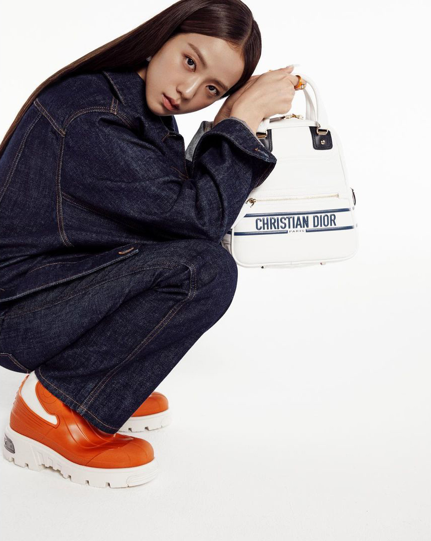 Jisoo cầm túi Dior Xuân Hè 2022