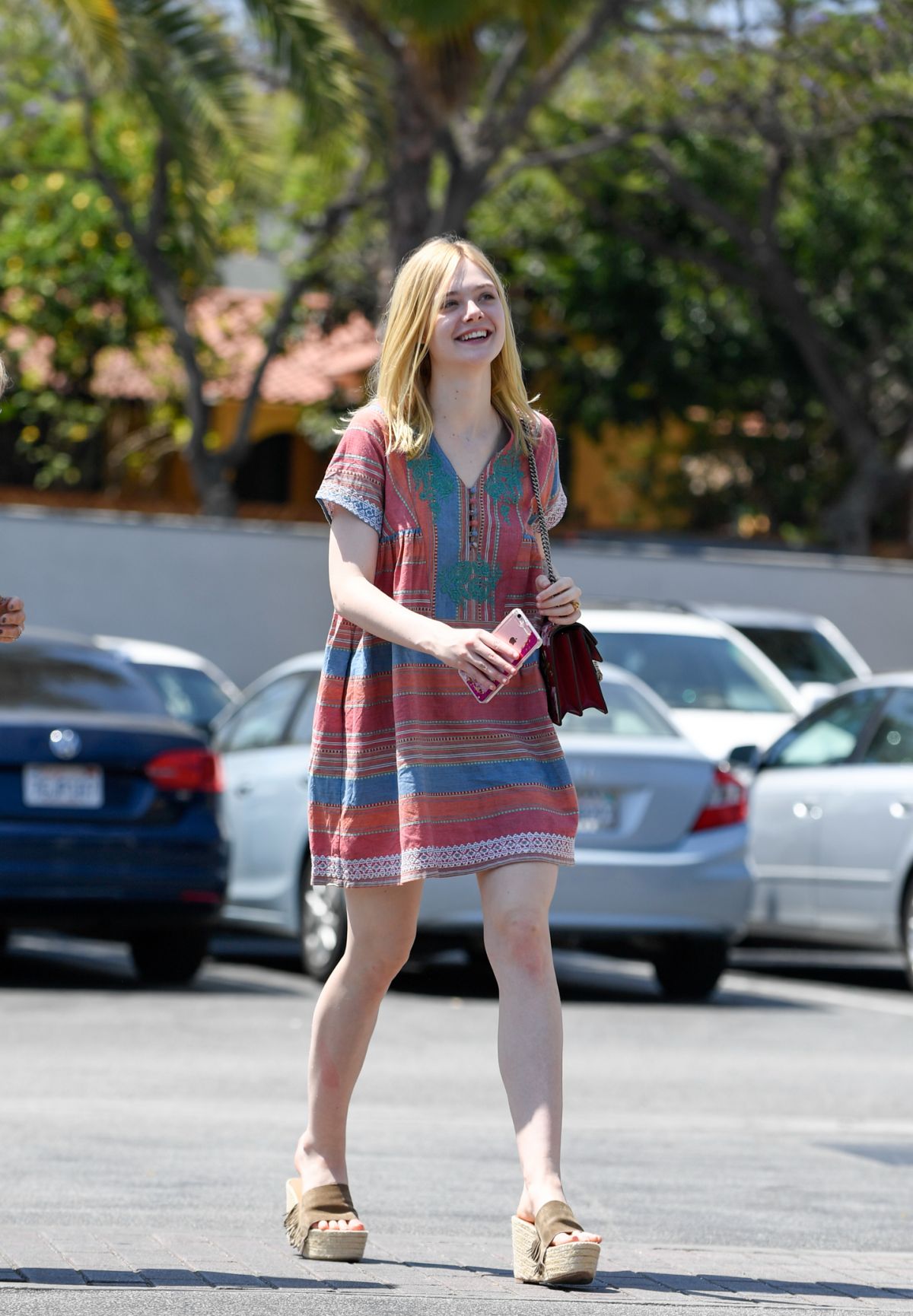 elle fanning mặc trang phục boho