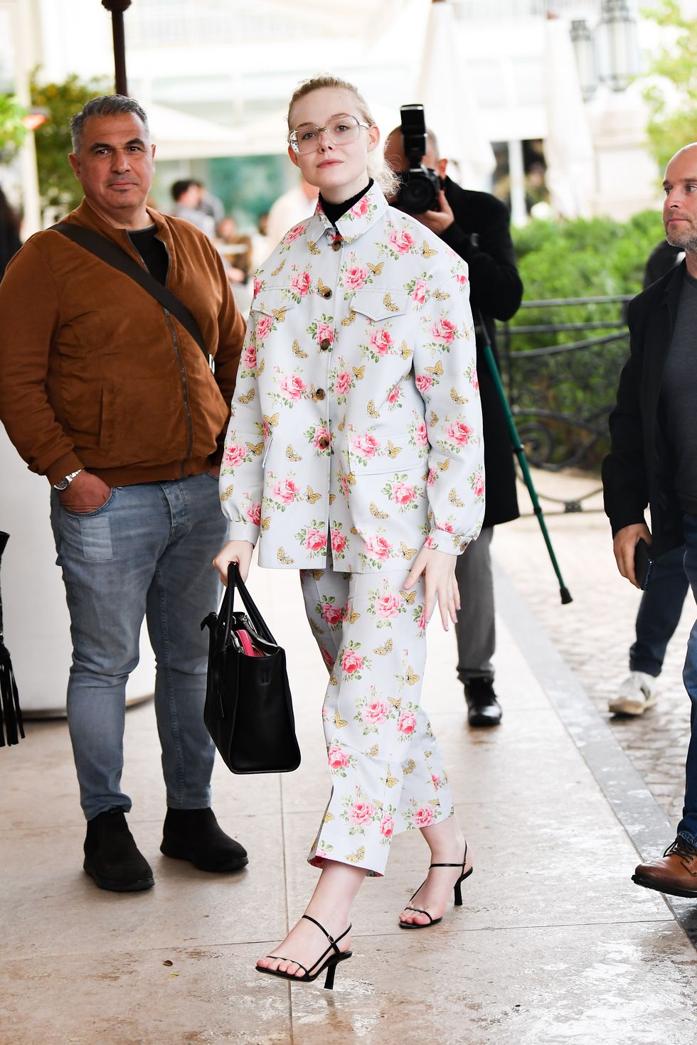 elle fanning mặc họa tiết hoa