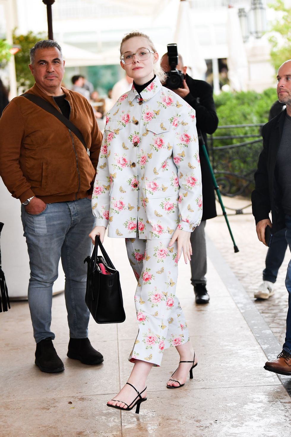 elle fanning mặc họa tiết hoa