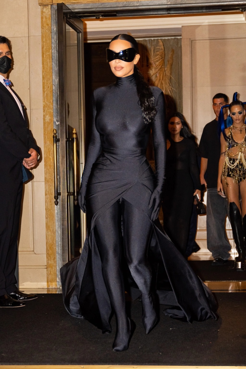 Kim Kardashian mặc catsuit màu đen