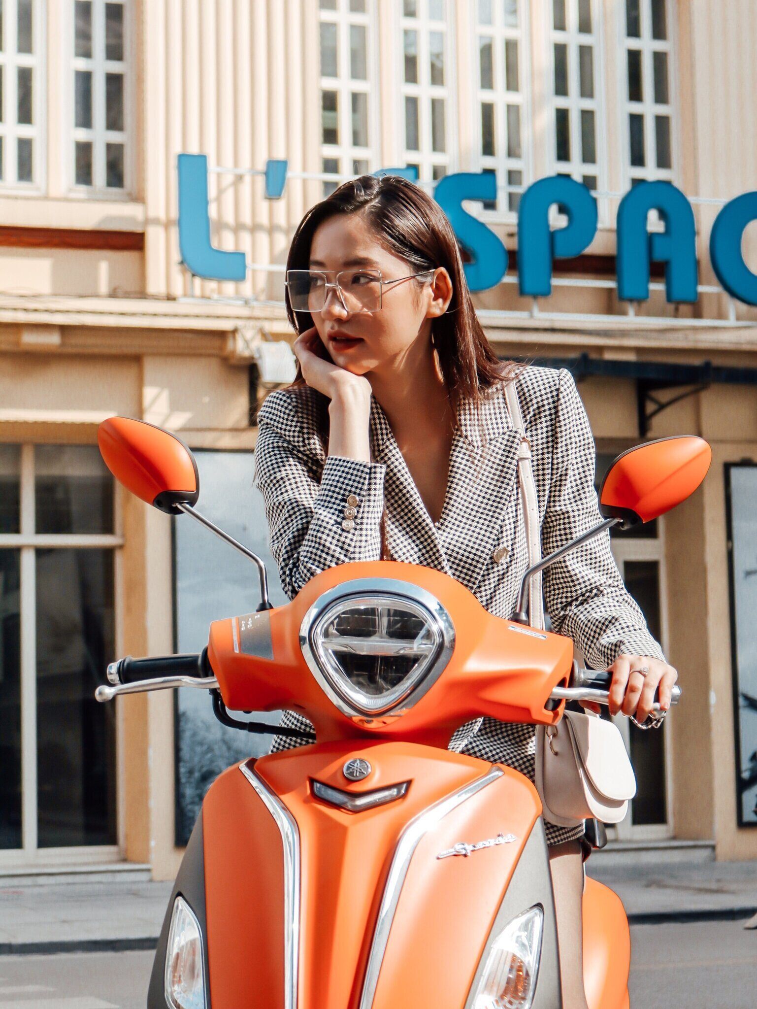 cô gái đeo kiếng ngồi trên xe