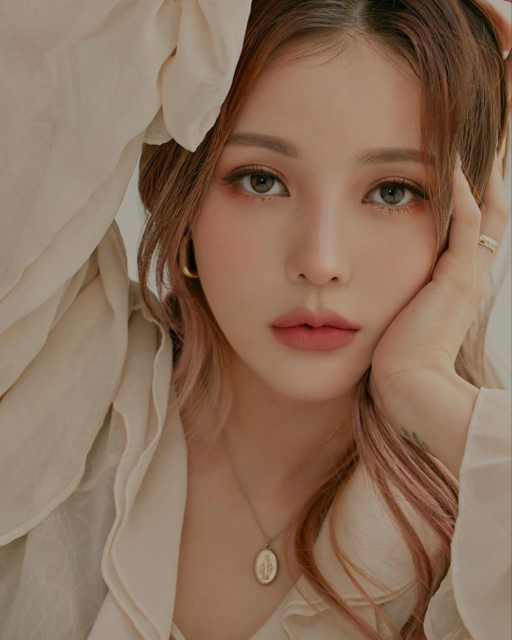 ponymakeup nữ thần makeup chuyên đeo lens