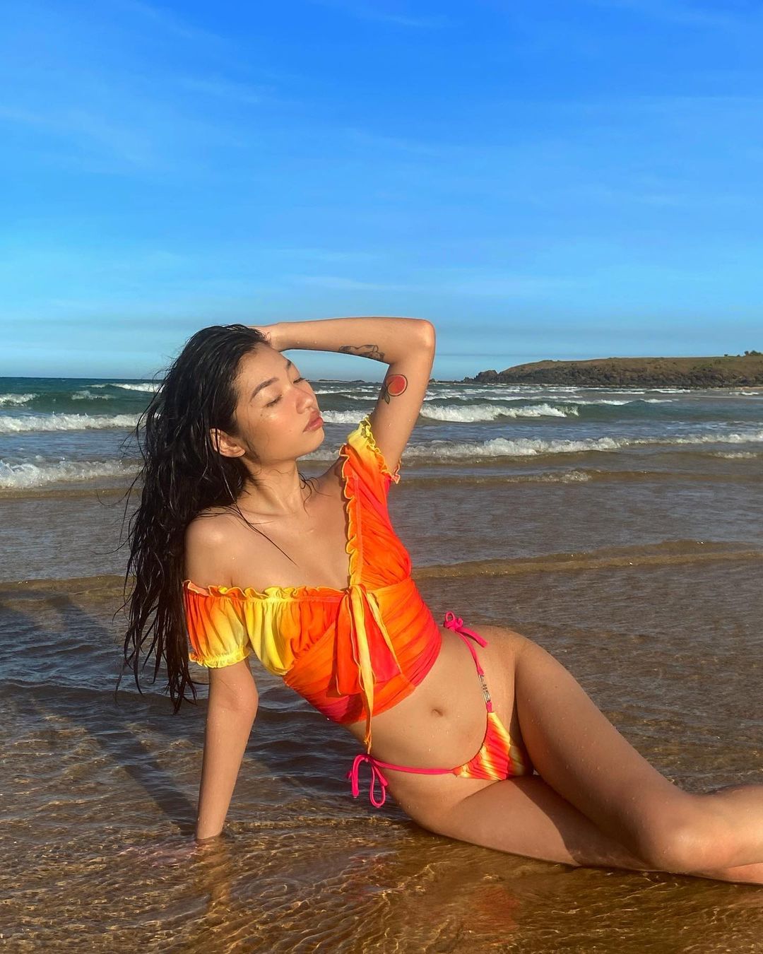 áo croptop và quần bikini 