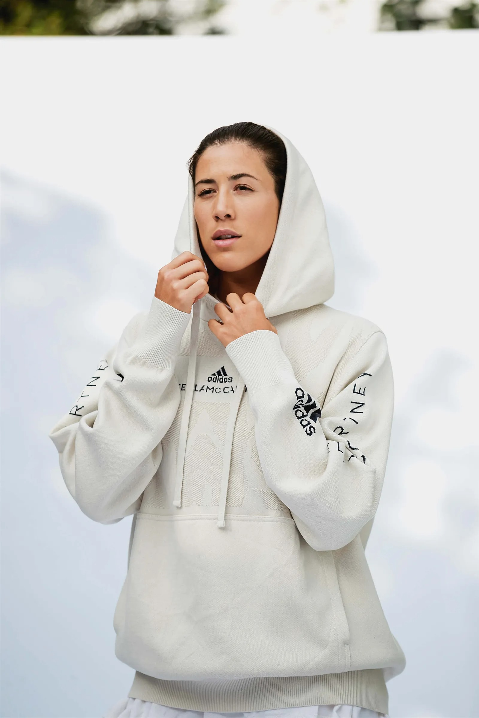 áo hoodie bền vững của adidas