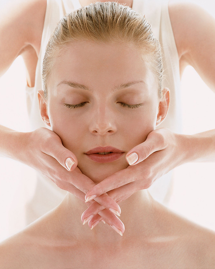 massage da mặt khi rửa mặt vào buổi sáng để làm đẹp da