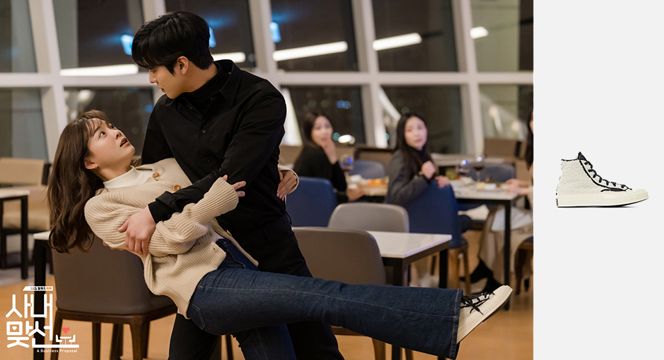 8 đôi giày thể thao cháy hàng vì loạt phim Hàn