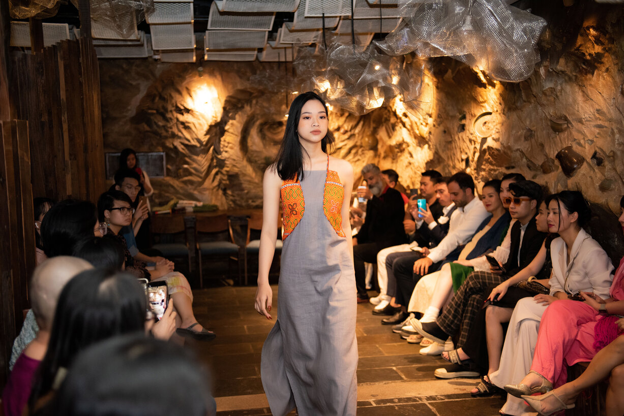 cô gái đi catwalk thời trang