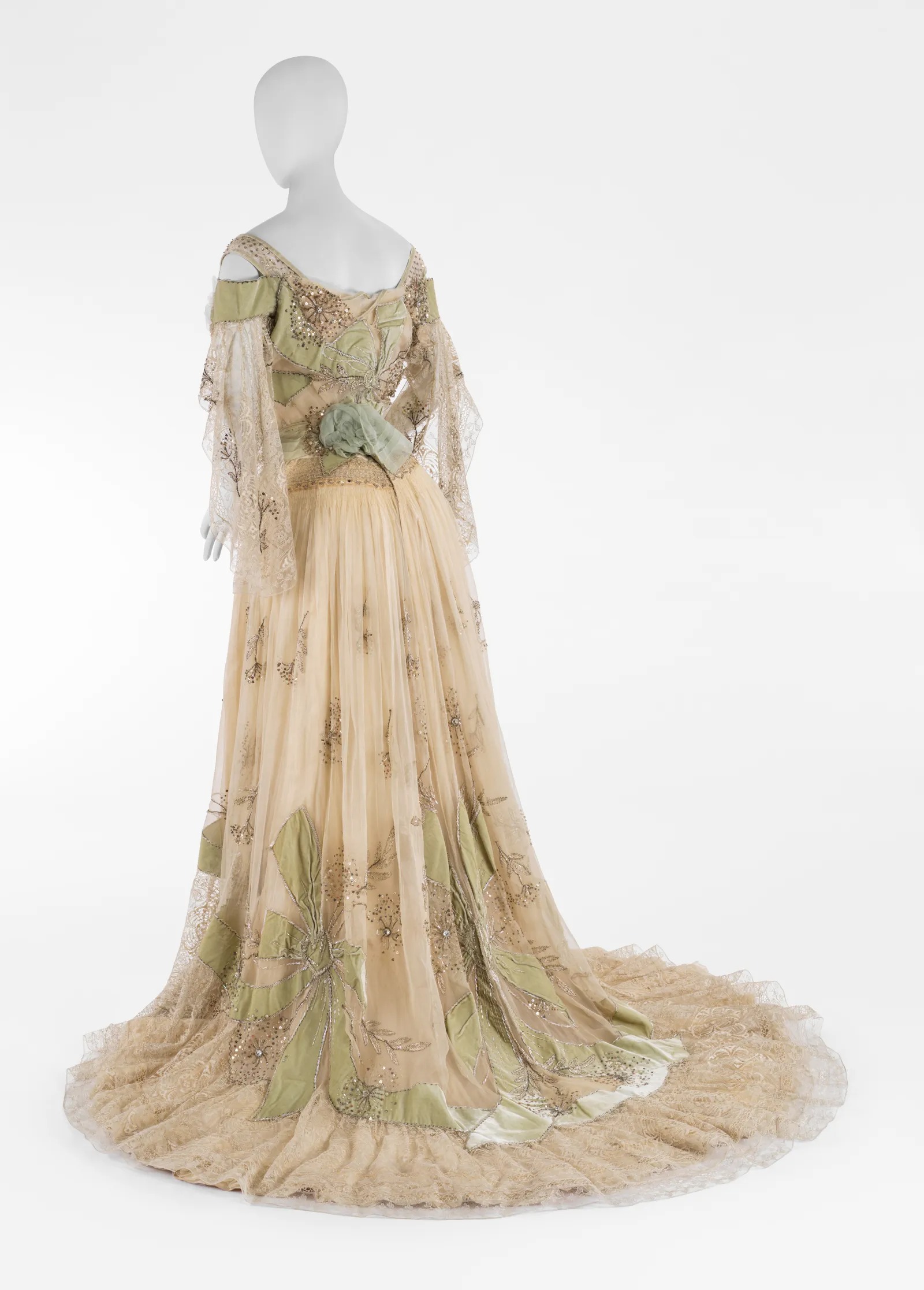 váy từ thời Gilded-Age được thiết kế bởi Lucie Monnay trưng bày ở Met Gala