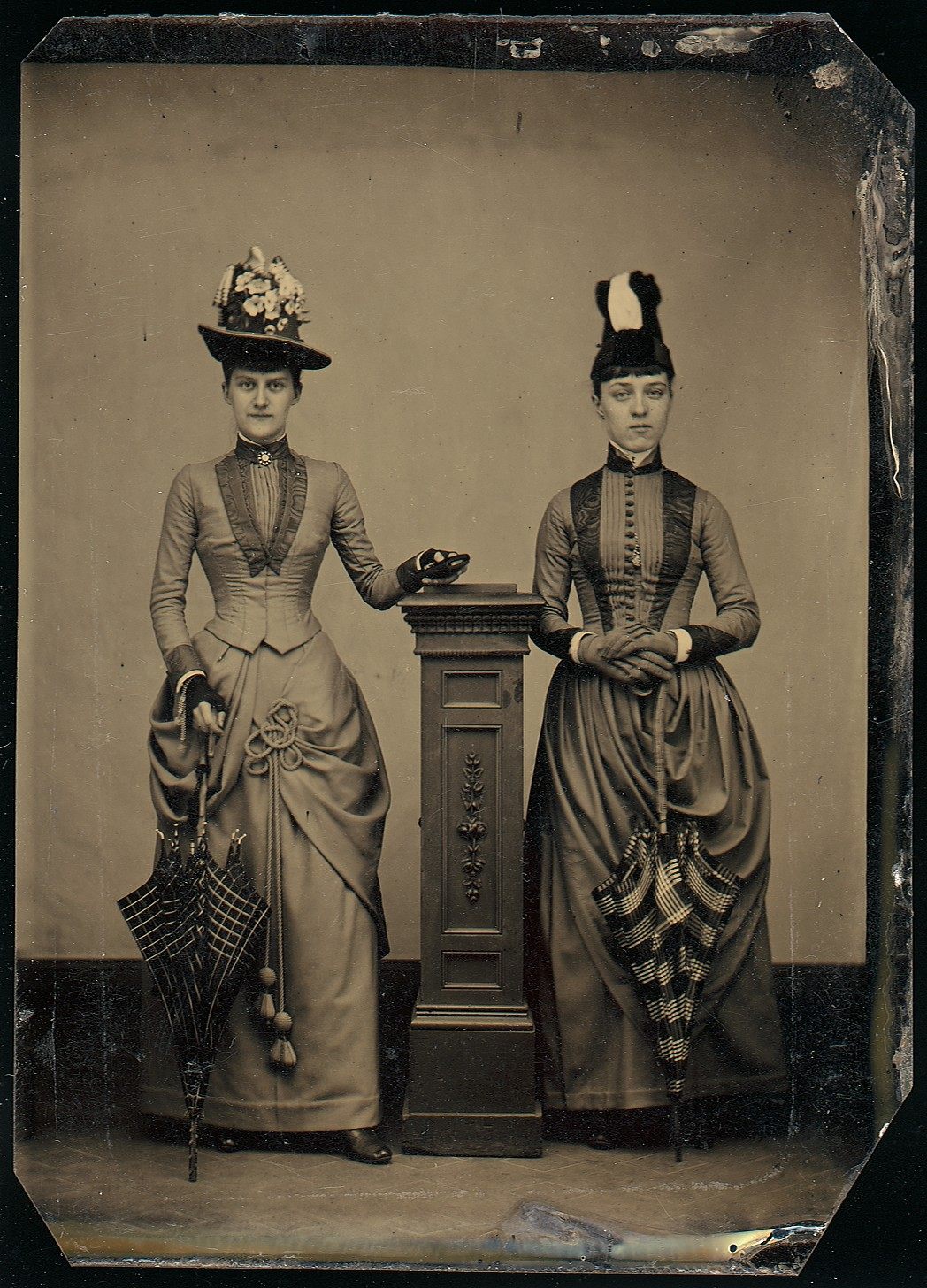 ảnh chụp phụ nữ phương Tây vào khoảng năm 1885