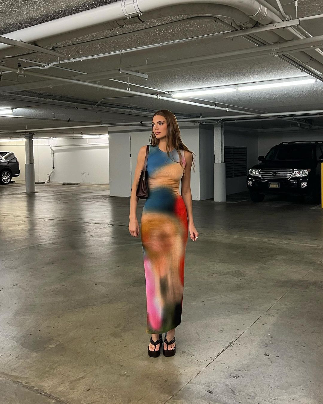 Đầm body loang màu nhà Loewe trong dáng hình của Kendall Jenner 